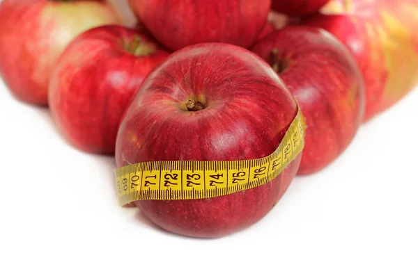 Красное яблоко и измерительная лента изолированы на белом — стоковое фото