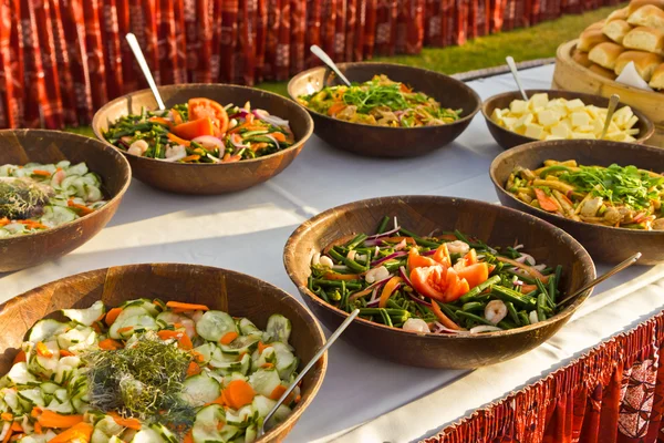 Mesa llena de varios sabrosos y frescos alimentos para banquetes en el hotel —  Fotos de Stock