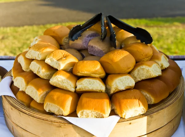 白色和紫色面包卷 — 图库照片