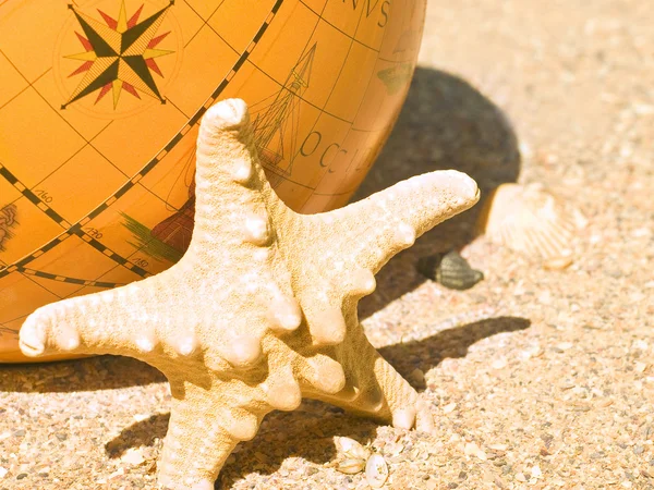 Starfish and the globe on song — Stock Photo, Image