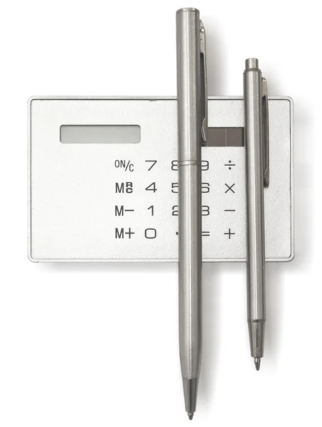 Rekenmachine en twee pennen — Stockfoto