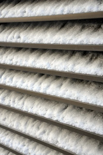 Śniegiem pokryte odpowietrznik — Zdjęcie stockowe