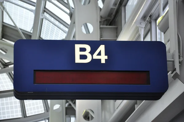 B4 Señal de la puerta del aeropuerto — Foto de Stock