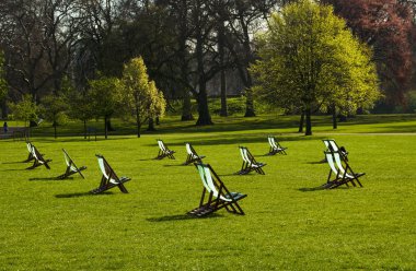 bir park güverte sandalyeleri