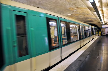 Paris metro istasyonu