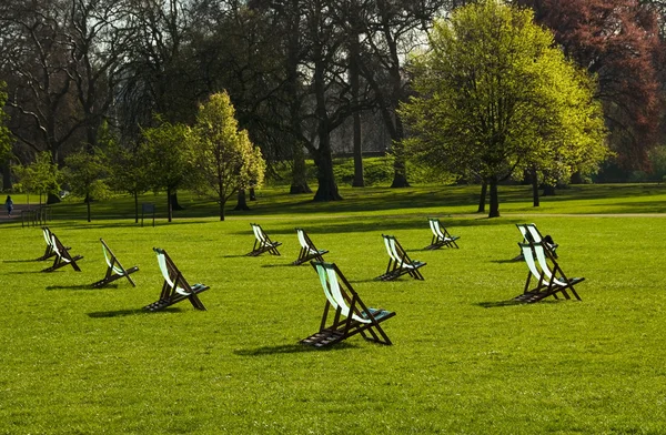 Cadeiras de convés em um parque — Fotografia de Stock