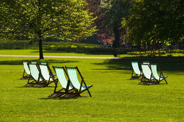 Chaises longues dans un parc — Photo