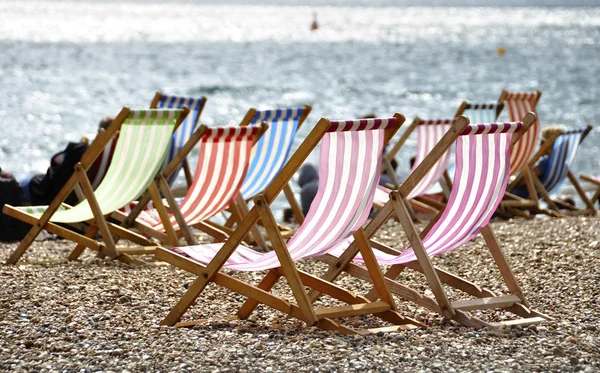 Ligstoelen op brighton beach — Stockfoto