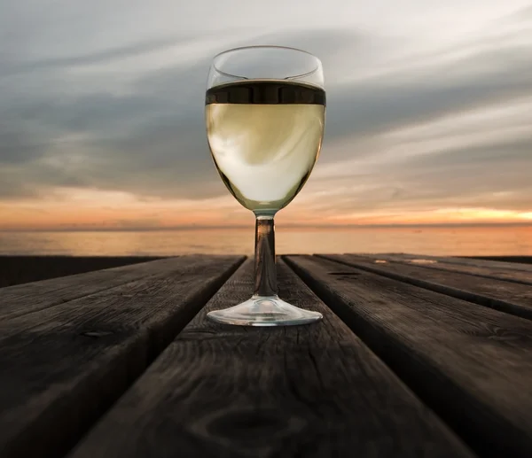 한 잔의 흰 포도주 — 스톡 사진