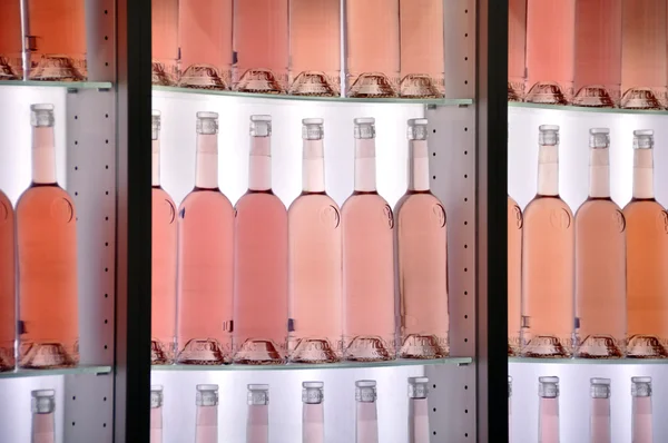 Botellas de vino rosa — Foto de Stock