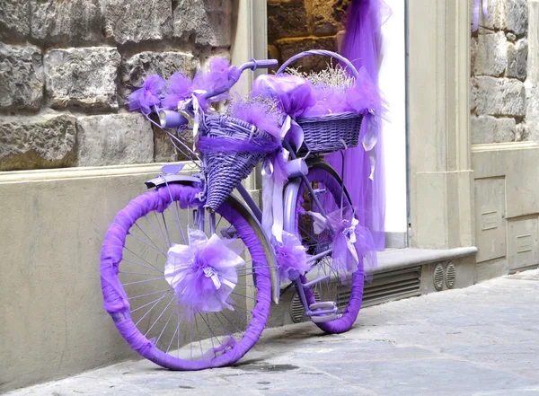 Ein in lila Stoff gewickeltes Fahrrad — Stockfoto