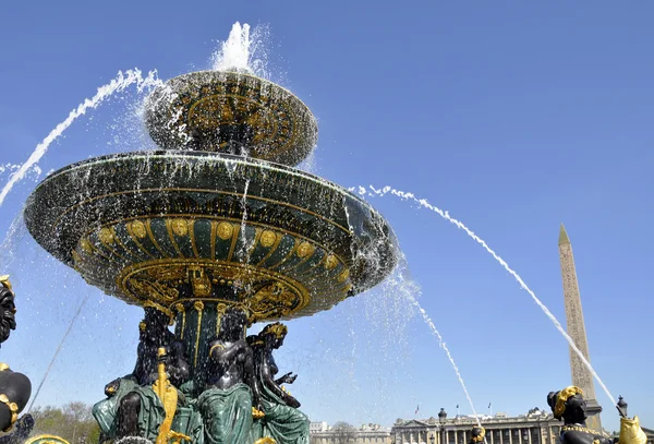 在巴黎的协和广场上的喷泉 — 图库照片