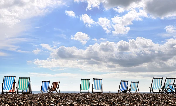 Chaises longues sur la plage de Brighton — Photo