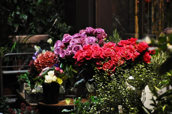 Róże na stoisku kwiaciarni — Zdjęcie stockowe