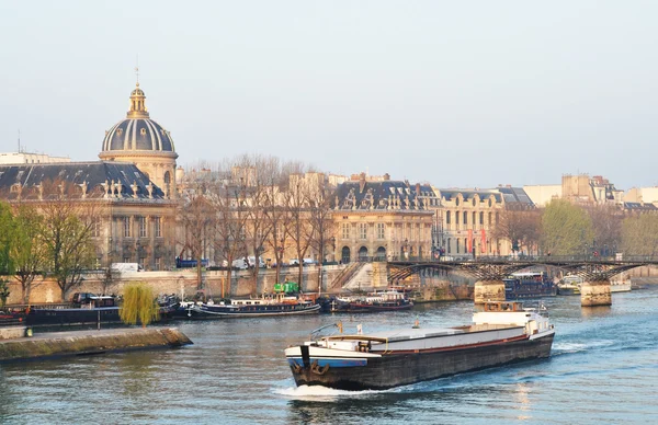 Μια φορτηγίδα στο ποταμό Σηκουάνα, Παρίσι — Φωτογραφία Αρχείου