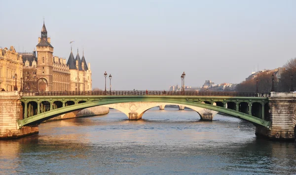 Notre-Dame bridge and the Conciergerie in Paris — Stock Photo, Image