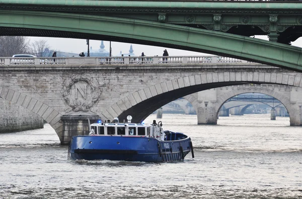 Policejní loď na řece Seině, Paříž — Stock fotografie