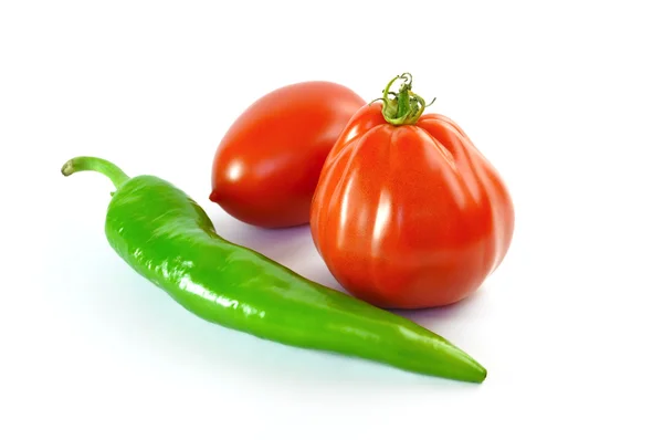 Dois tomates e uma pimenta verde — Fotografia de Stock
