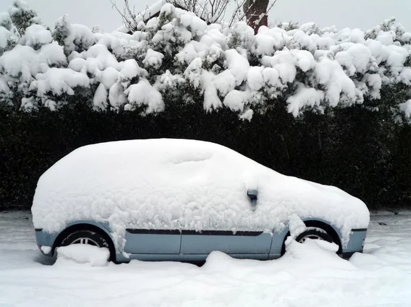 En bil i snön — Stockfoto
