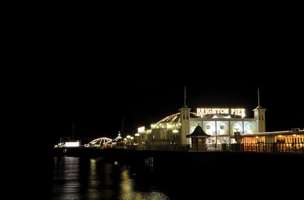De brighton pier bij nacht — Stockfoto