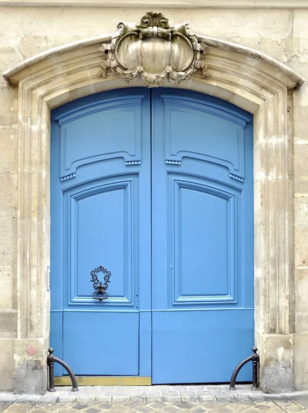 Paris mavi bir kapı — Stok fotoğraf