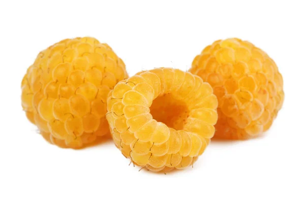 Три ягоды спелой желтой малины — стоковое фото