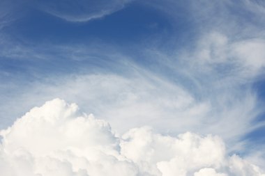 Mavi gökyüzüne karşı beyaz kabarık bulutlar