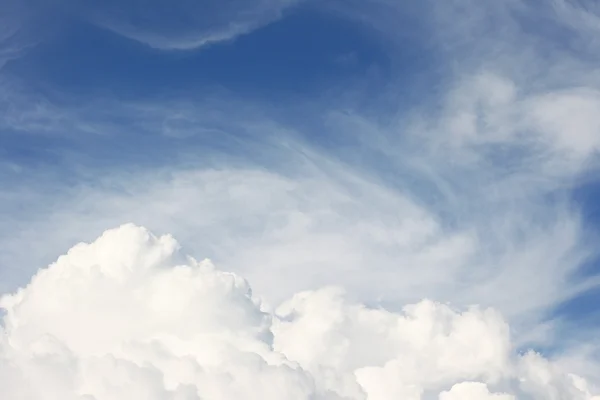 White fluffy clouds against the blue sky — Stock Photo, Image