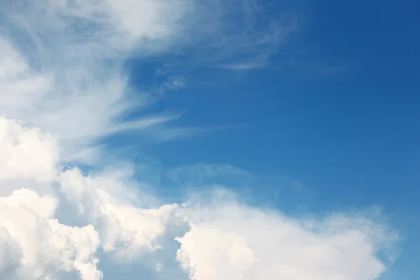 Nubes esponjosas blancas contra el cielo azul — Foto de Stock