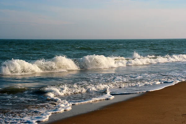 日当たりの良い夏の日の風景の海岸に波 — ストック写真