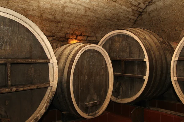 O velho barril de vinho na adega — Fotografia de Stock