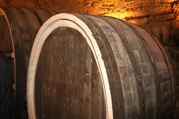 Het oude wijn vat in de kelder — Stockfoto