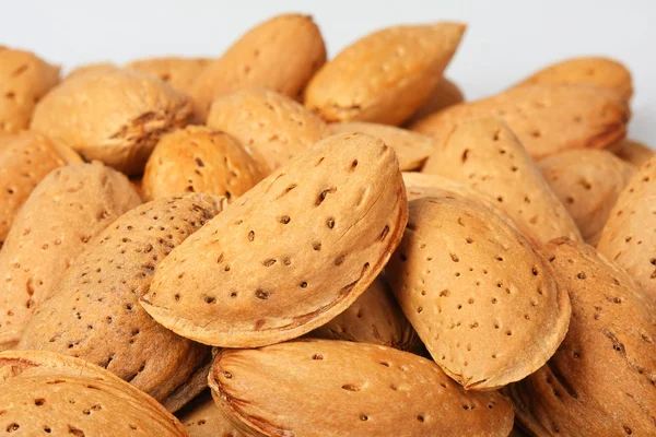 Sušených ořechů mandle ve skořápce zblízka — Stock fotografie