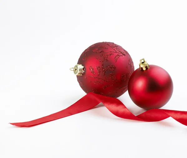 Рождественские шары, завернутые в красную ленту — стоковое фото