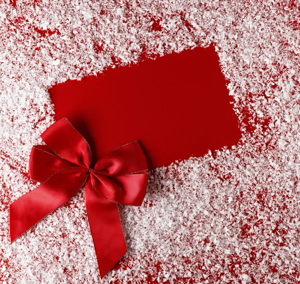 Різдвяний червоний фон з білосніжним сніжинкою — стокове фото