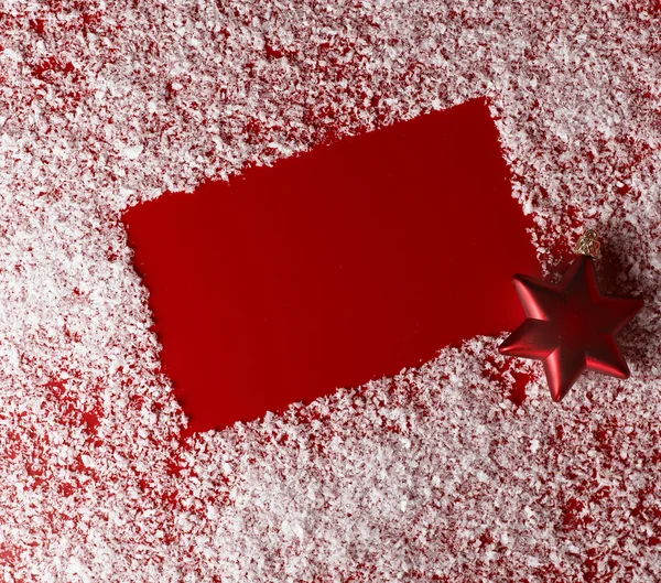赤いクリスマスの背景に白い雪の罫線 — ストック写真