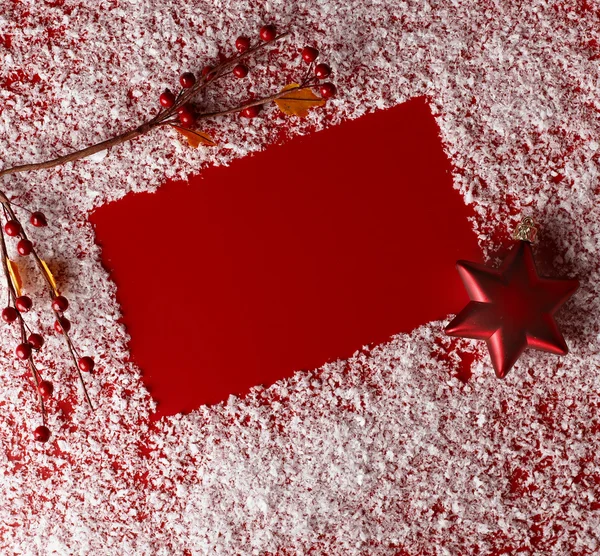 Kerstmis rode achtergrond met witte sneeuwvlok rand — Stockfoto