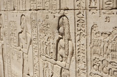 hieroglypic oymalar üzerinde bir Mısır Tapınağı