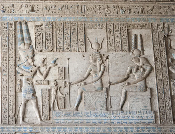 Egyptské Hieroglyfické malby na zdi chrámu — Stock fotografie
