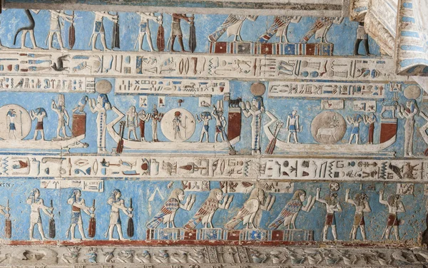 Ägyptische Hieroglyphen an einer Tempelwand — Stockfoto