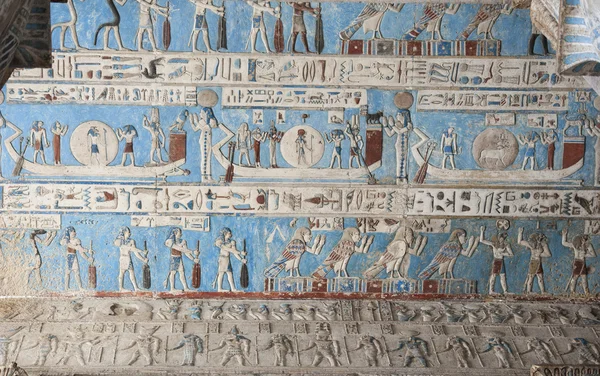 Egyptiska hieroglyfer tavlor på en vägg i templet — Stockfoto