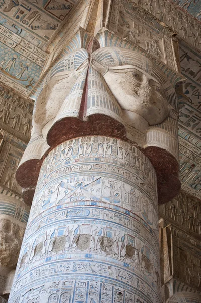 Στήλες σε μια αρχαία αιγυπτιακή ναό — Φωτογραφία Αρχείου