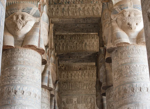 Colonne in un antico tempio egizio — Foto Stock