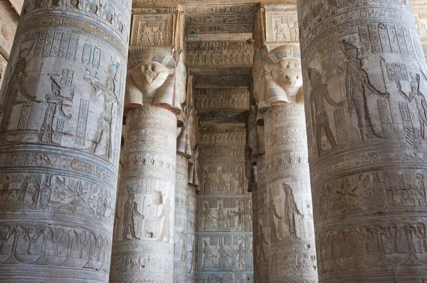 Colunas em um antigo templo egípcio — Fotografia de Stock