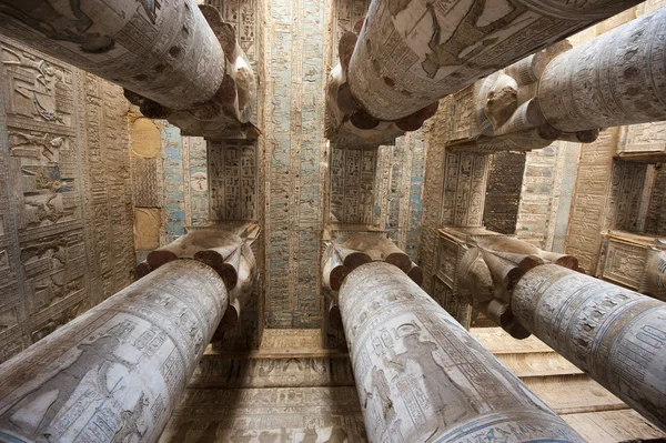 Colonnes dans un ancien temple égyptien — Photo