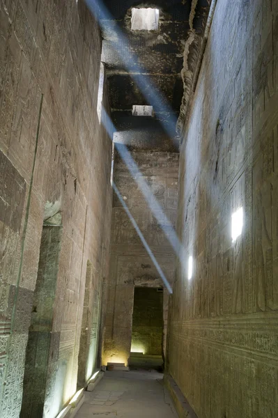 Corridoio all'interno di un antico tempio egizio con travi leggere — Foto Stock