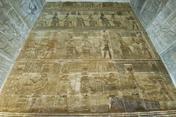 Ägyptische Hieroglyphen an einer Tempelwand — Stockfoto
