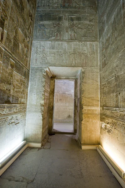 Porte à l'intérieur d'un ancien temple égyptien — Photo