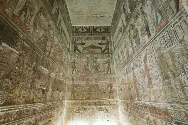 Egyptiska hieroglyfer tavlor på en vägg i templet — Stockfoto