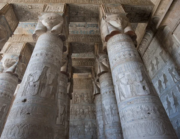 古埃及庙宇中的列 — 图库照片